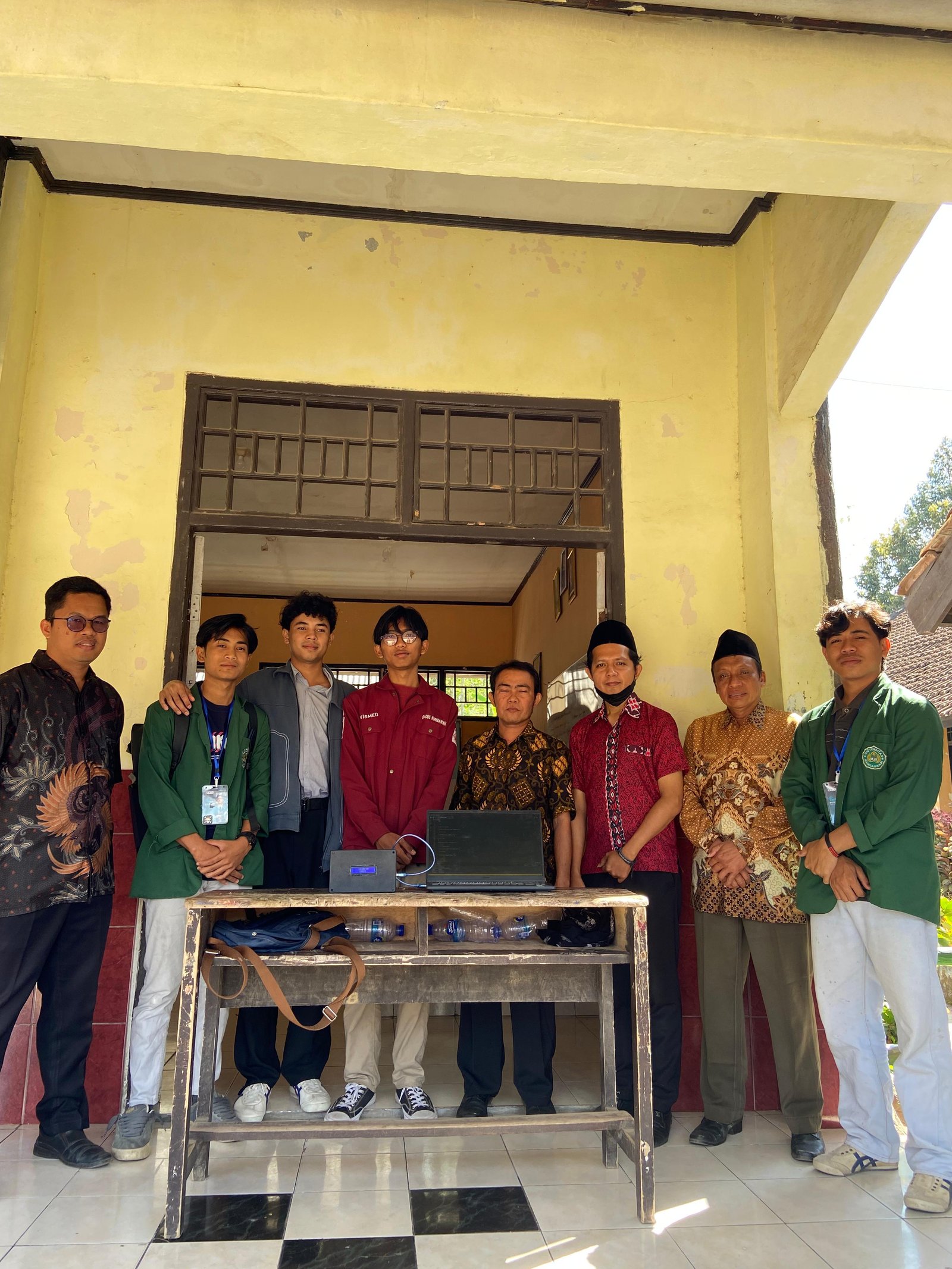 HMPS Informatika Universitas Hamzanwadi Implementasikan Bel Otomatis di SMPN 3 Batukliang Utara