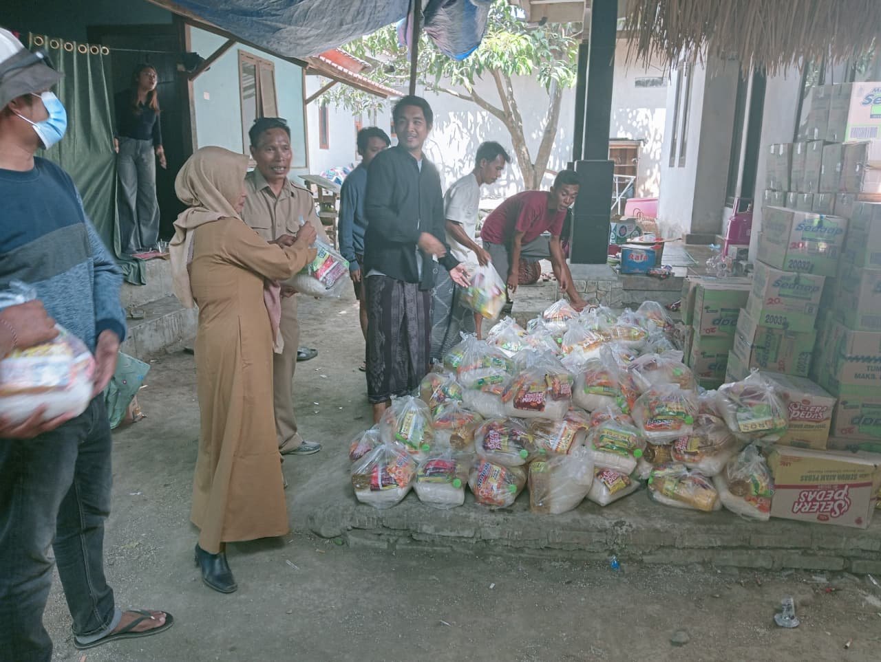 LAZIS YPH PPD NWDI Pancor Salurkan Paket Sembako di Desa Sade