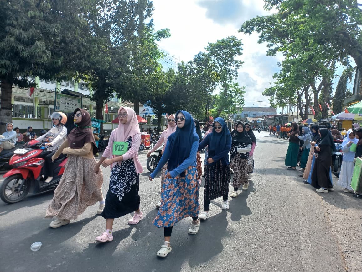 190 REGU SEMARAKKAN GERAK JALAN TEPAT WAKTU HULTAH NWDI KE-91